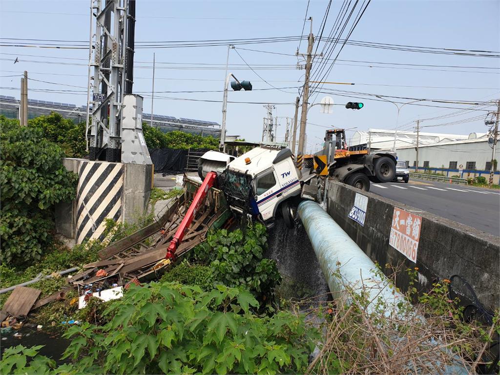 快新聞 半聯結車撞自來水管屏東3萬戶大停水life生活網