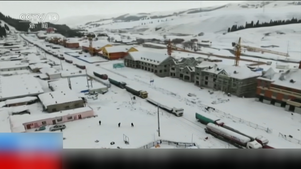 Life生活網 暴雪肆虐新疆山區路面積雪百輛車滯留 Life生活網 暴雪肆虐新疆山區路面積雪百輛車滯留