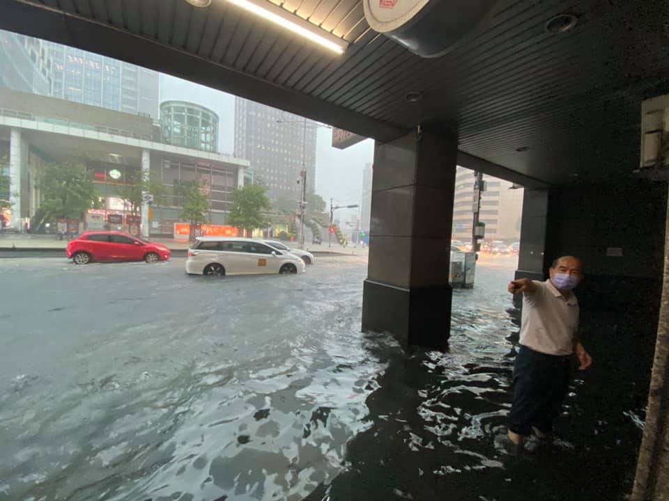 彩雲颱風逼近！大雷雨肆虐北台灣 信義區慘淹成汪洋