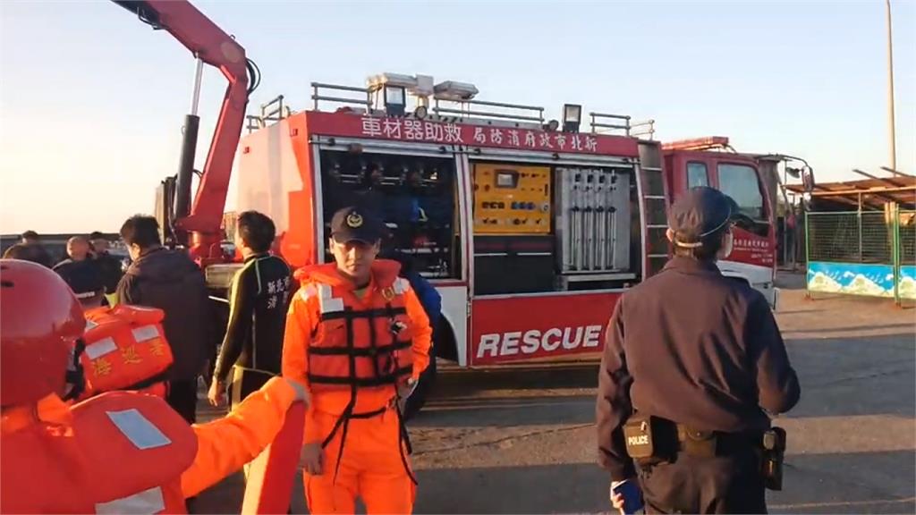 藍色廂型車衝入漁港 救出50歲駕駛送醫搶救