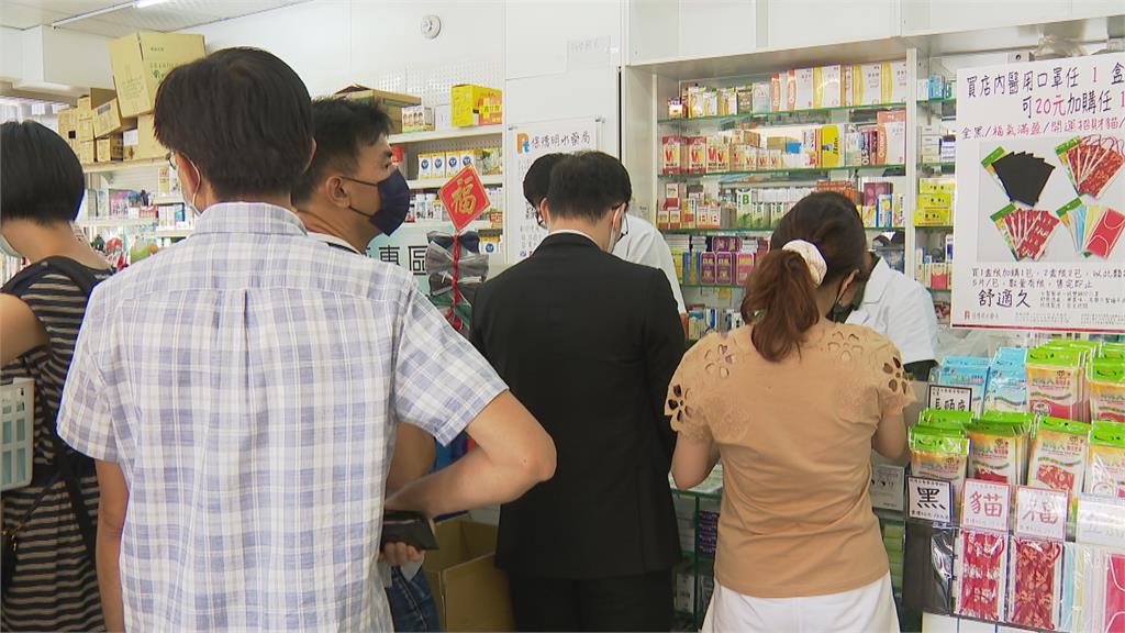 民眾搶買防疫物資　基隆各大藥局人滿為患
