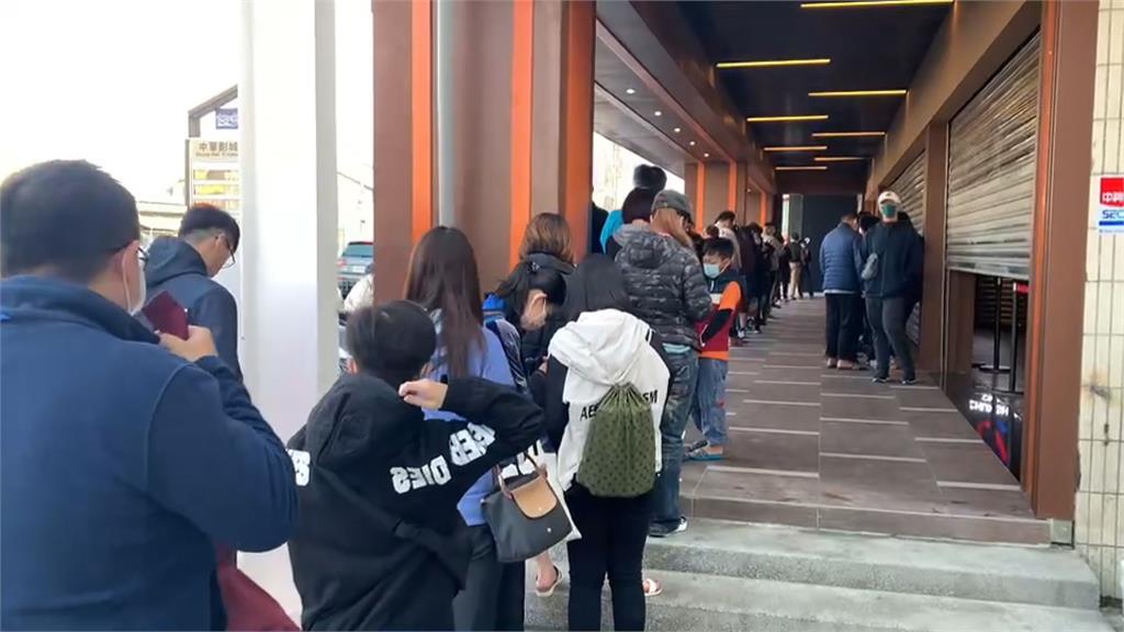 斗六影城重新開幕 優惠票吸引民眾排隊