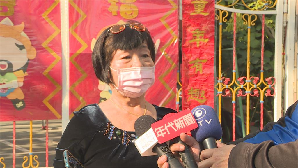 年前視察市場 盧秀燕宣導防疫戴口罩