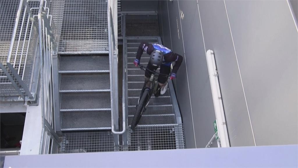 法國好手「單車爬樓梯」全程腳沒落地肌耐力強