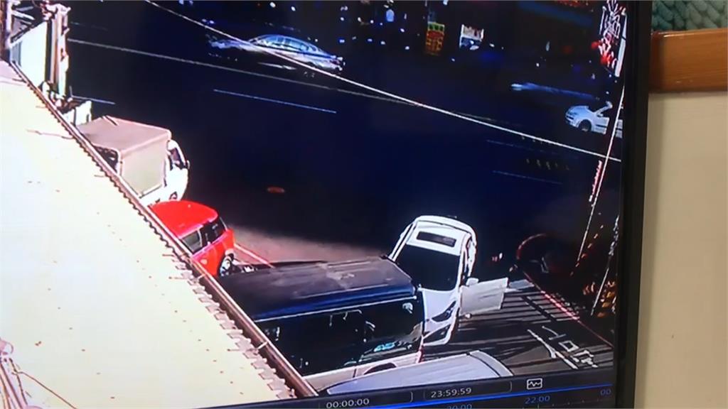 白色轎車衝撞一旁車輛　警方見狀上前追捕！