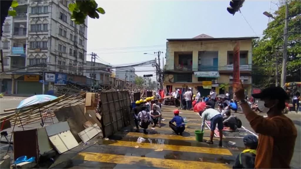 緬甸仰光、土瓦大規模示威 警實彈射擊釀至少18死