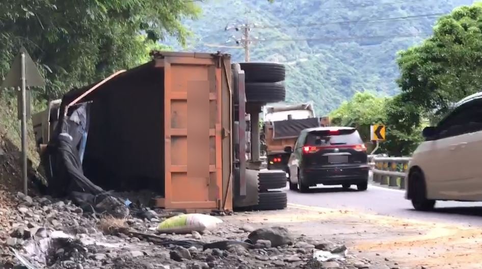快新聞/蘇花公路曳引車90度翻覆 一線道下午5點恢復通車