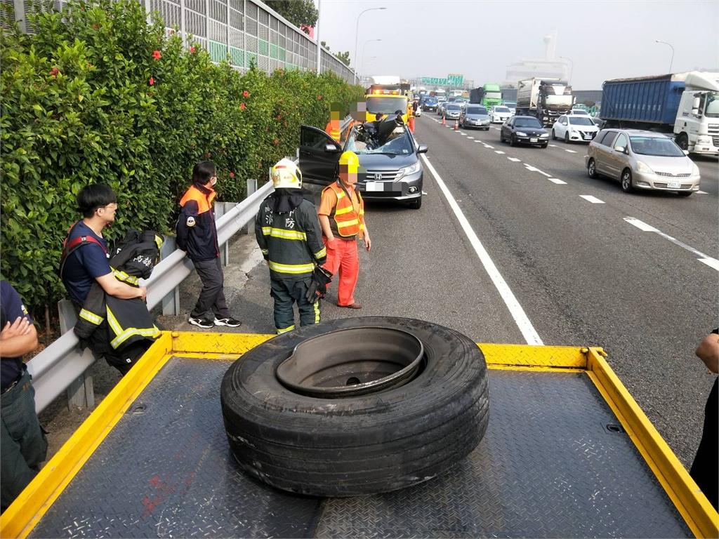 快新聞/國1大貨車輪胎突「彈飛」砸向對向車道轎車釀1死2傷