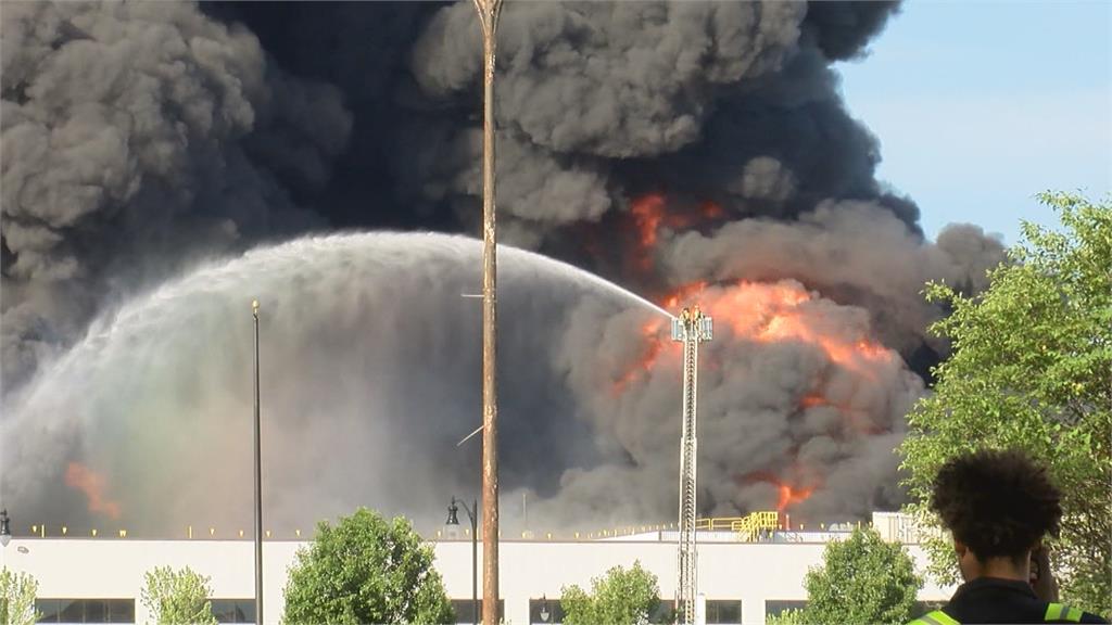 美國伊利諾州化學工廠大爆炸　 巨大火球直竄天際　70名員工緊急撤離