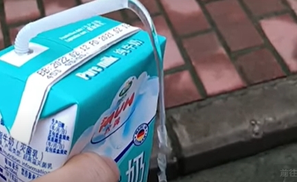 不是整人！中國超市買到「透明無色」牛奶　網嘲諷：在變魔術嗎？