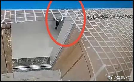 慘！大人疏忽照顧　2歲童「獨自搭電梯上6樓」翻越1公尺欄杆墜亡