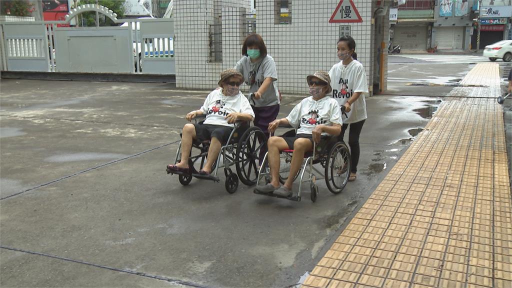 九旬夫婦曬恩愛 穿情侶裝接種疫苗戴資穎阿嬤打疫苗 親自騎車前往接種站