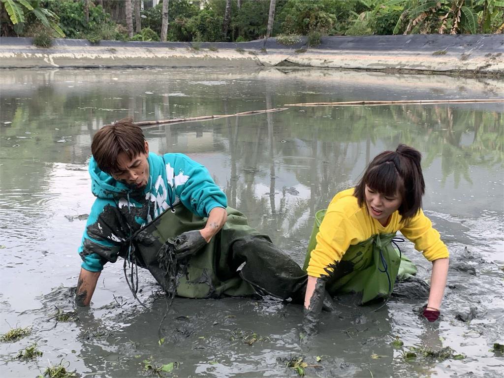 《綜藝新時代》阿翔慘吃土!下田種水蓮慘摔成泥巴人