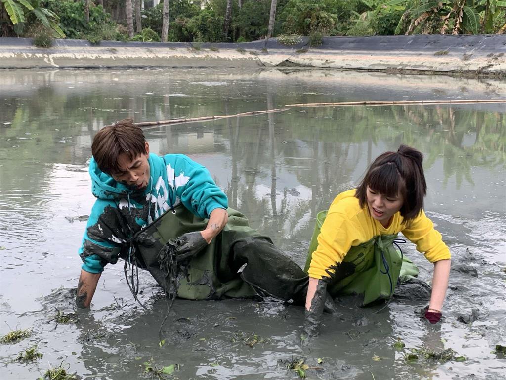 《綜藝新時代》阿翔慘吃土！下田種水蓮慘摔成泥巴人