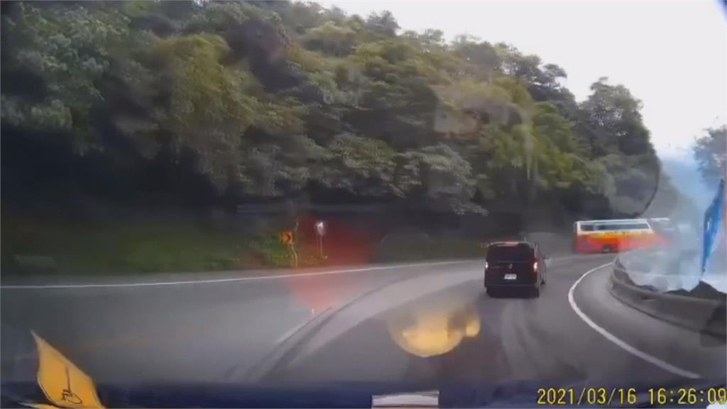 山壁如刀鋒砍進車內? 遊覽車蘇花自撞6死