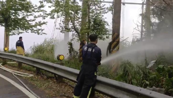 快新聞/阿里山達邦公路旁森林失火! 消防交管灌救「估20時排除」