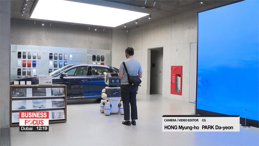 跟嘮叨業務說再見！ 南韓車商採「機器人看車」服務