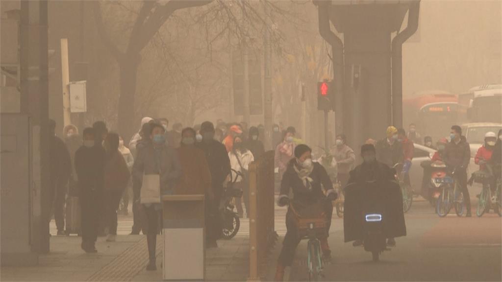 能見度不到1公里...   北京遇近10年最強沙塵暴