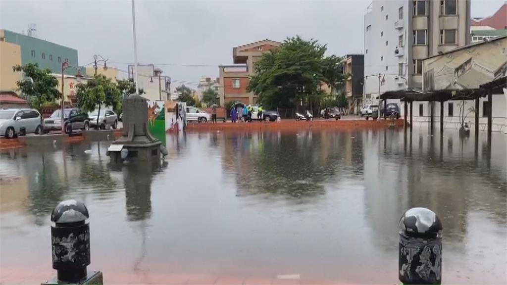 梅雨鋒面報到！　大雨狂炸鹿港龍山寺前廣場淹成水池