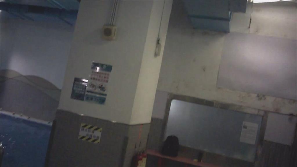 萬華運動中心地板積汙漬　 市民使用好怕滑跤