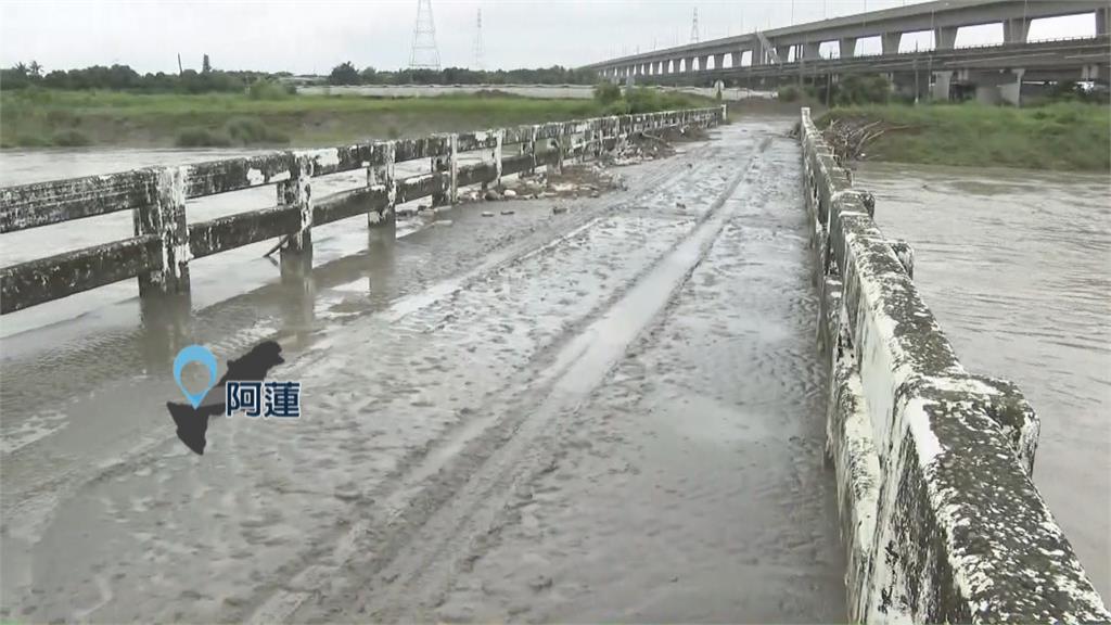 高雄阿蓮中陸橋　週日下暴雨直接滅頂