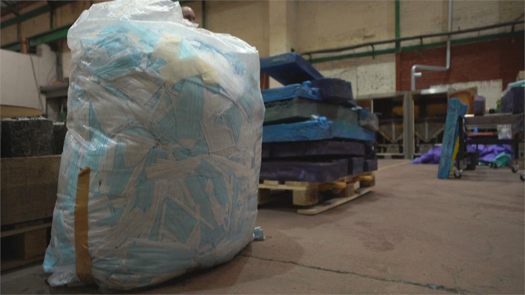 廢棄口罩回收重製再利用　融成塑膠磚做椅子
