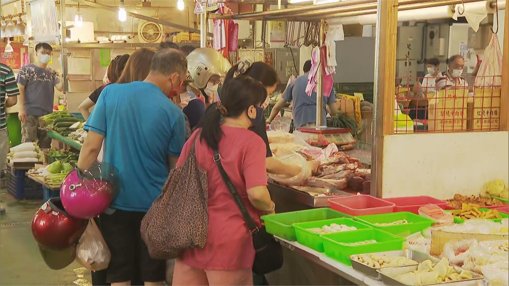 三峽公有市場湧人潮瘋搶物資！仍有民眾堅持不戴罩爆衝突