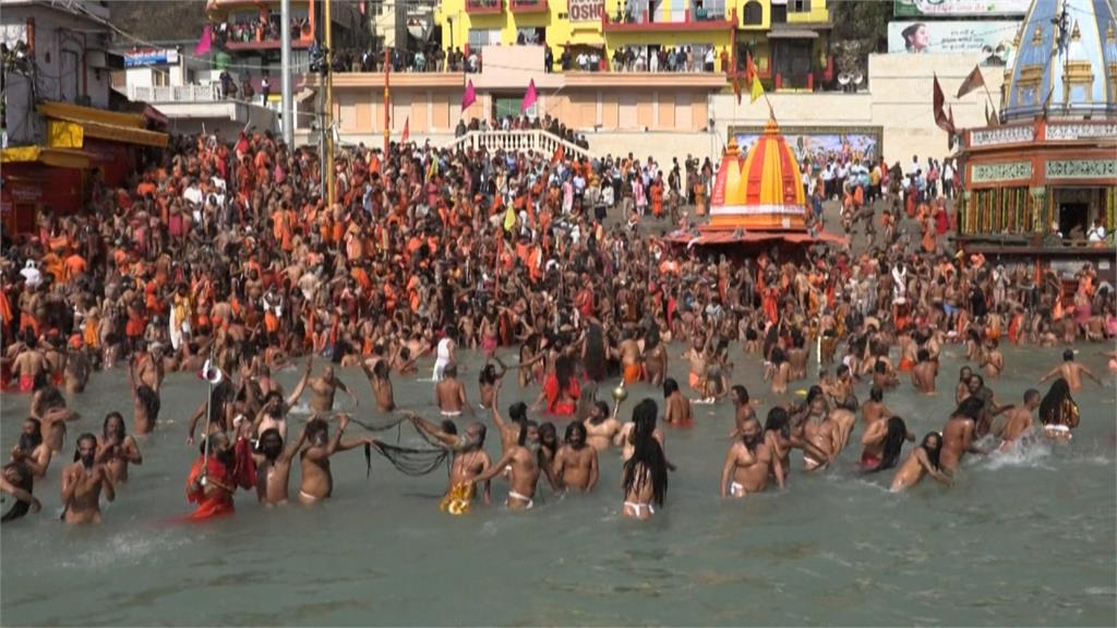印度教「大壺節」湧250萬人 信徒擠爆沒戴罩