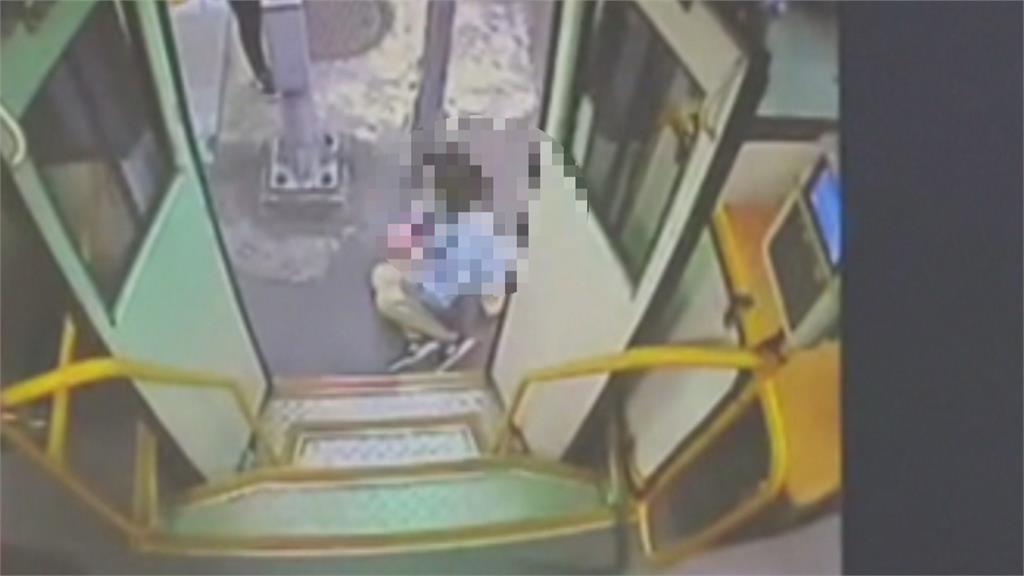 恐怖！女乘客搭公車慘遭夾腿狂拍門險被拖去撞電線桿 車上乘客尖叫停車