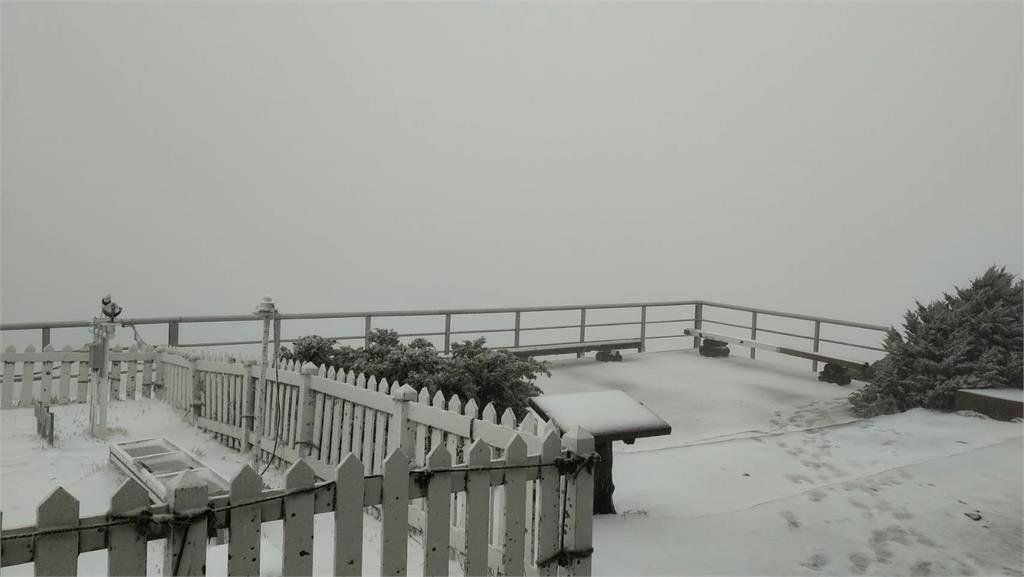 快新聞／下雪了！ 玉山氣象站今晨一片銀白 累積厚達1公分「持續降雪中」