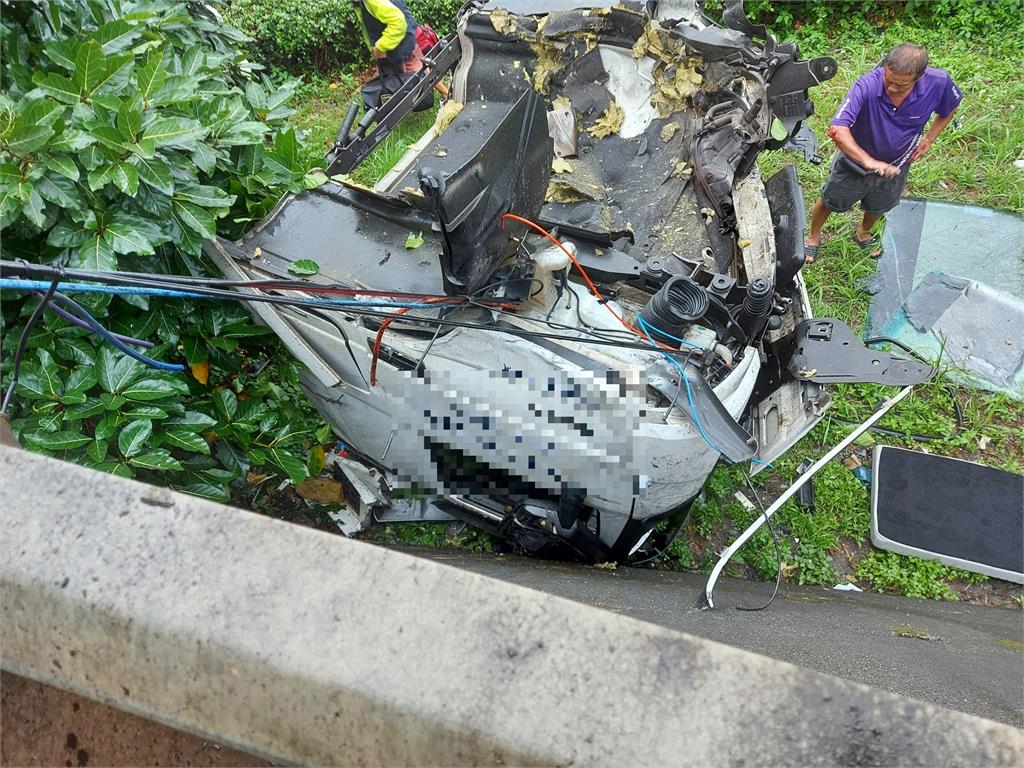 快新聞／台2線拖板車互撞「車頭削飛護欄外」 2司機無生命跡象、1人受困