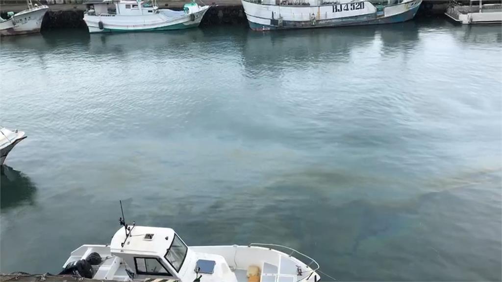墾丁海面黑一片!原油外洩往南擴散 破壞生態