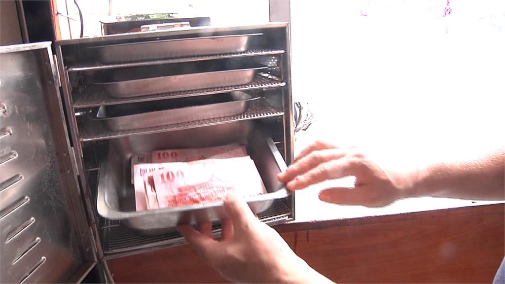 怕錢有毒！餐廳用烤箱烘鈔票　驗鈔機也能殺菌