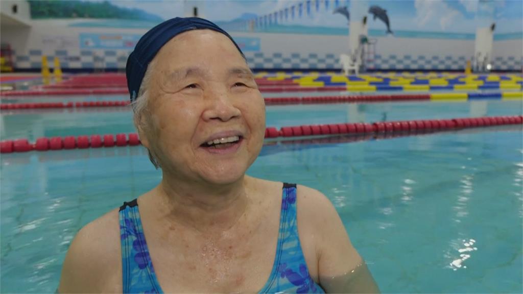 南韓首爾游泳池開放　75歲長者水中有氧如重生