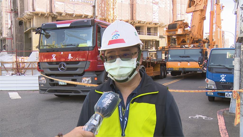 悚!10噸吊臂懸掛空中 工地調派吊車緊急處理