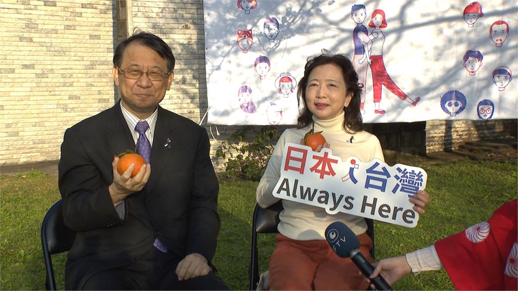 日本駐台代表泉裕泰在台灣過農曆年 嘗試包餃子、刮彩券