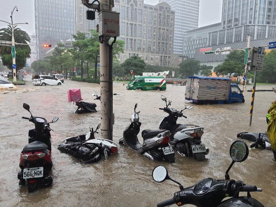 大雷雨轟炸北台灣！信義區慘淹成汪洋　汽機車全成「水上交通」