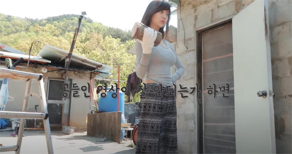 居家運動太火辣！南韓網紅自製「鄉下健身房」　緊身衣健身超吸睛！
