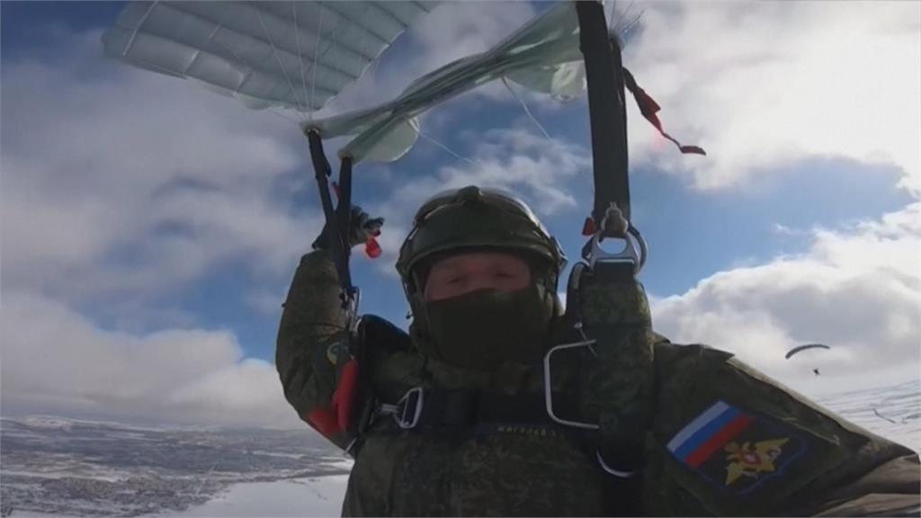 戰鬥民族浪漫婦女節 俄羅斯士兵跳傘獻花