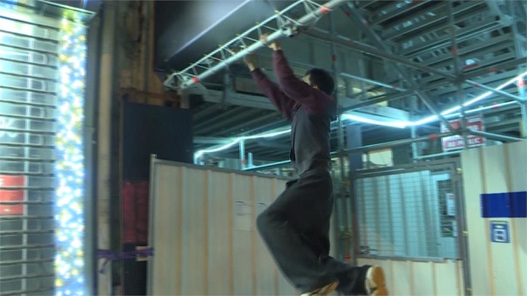 夜闖香榭大道爬牆關燈 好手力行「綠色跑酷」