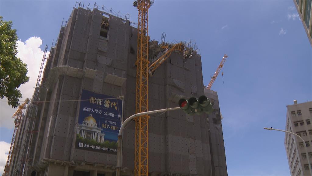 悚!10噸吊臂懸掛空中 工地調派吊車緊急處理