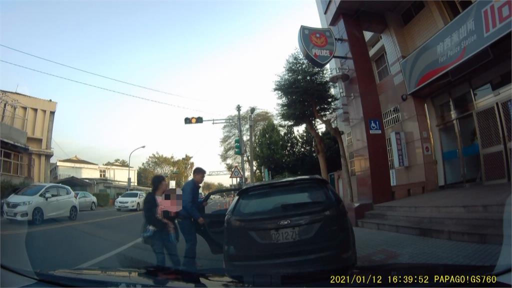 七月大女嬰把洗衣球當糖果!媽媽情急求醫 警車開道救命