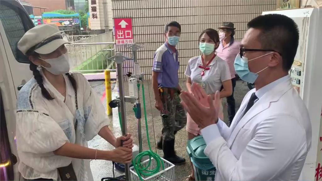 賈永婕直奔屏東4醫院　送800套防護衣及HFNC