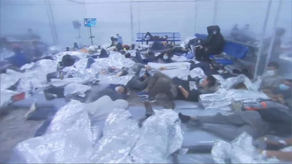 美墨邊境爆量移民 孩童擠收容所蓋鋁箔毯