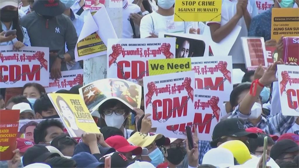緬甸百萬人上街示威 軍方再度開槍鎮壓