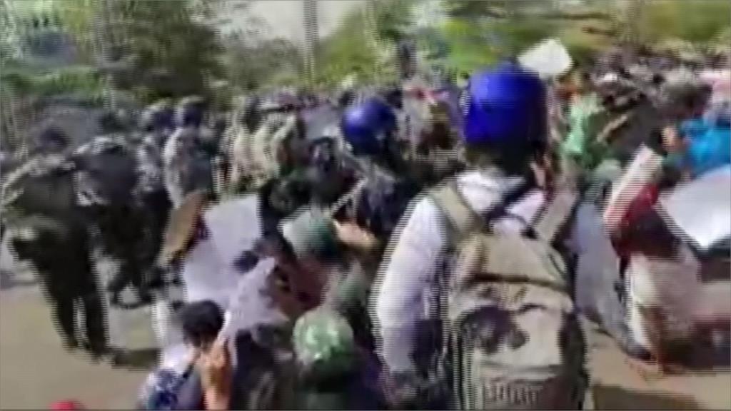 緬甸反政變示威升溫！民眾不顧限聚令上街 毛淡棉警方開槍致3人傷