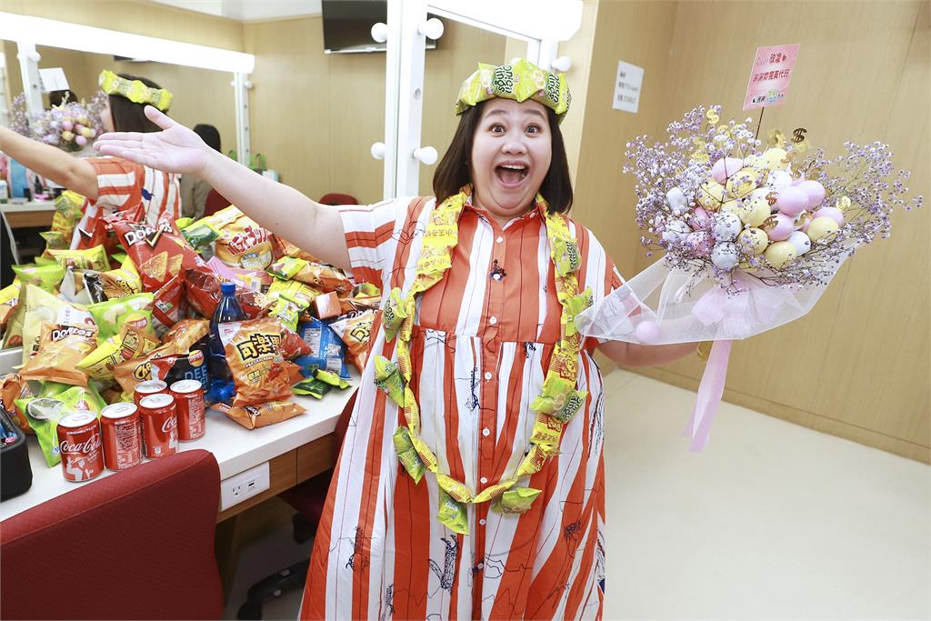 《醫學大聯盟》感恩歡送鍾欣凌「搖錢花束」祝福有錢花!期待女神白家綺回歸