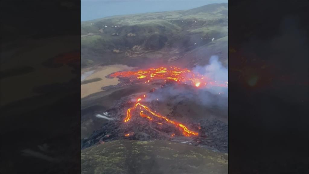 相隔6千年！ 冰島火山爆發 民眾蜂擁看奇景