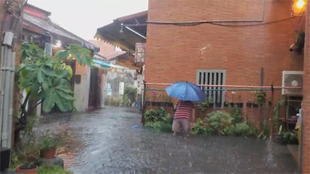 梅雨鋒面報到！　大雨狂炸鹿港龍山寺前廣場淹成水池