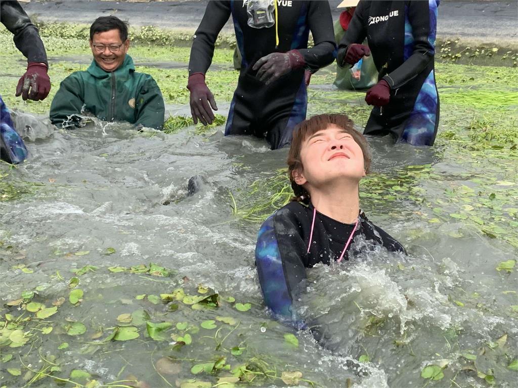 《綜藝新時代》阿翔慘吃土!下田種水蓮慘摔成泥巴人